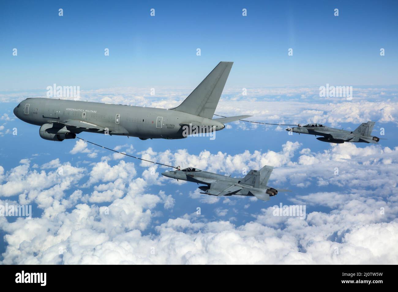 220127-N-NO874-1031 MAR MEDITERRANEO (GEN. 27, 2022) una nave cisterna KC-767A dell'Aeronautica Italiana rifornisce un F/A-18E Super Hornet, attaccato ai "Fighting Checkmates" di Strike Fighter Squadron (VFA) 211, e un F/A-18F Super Hornet, attaccato ai "Red Rippers" di Strike Fighter Squadron (VFA) 11, a sostegno di Neptune Strike Strike 27 gennaio 2022. 2022 Lo sciopero Neptune 2022 evidenzia la naturale evoluzione della capacità della NATO di integrare le capacità di guerra marittima di alto livello di un gruppo di sciopero portaerei per sostenere la difesa dell'Alleanza. (Foto per gentile concessione di Strike Fighter Squadron 11) Foto Stock