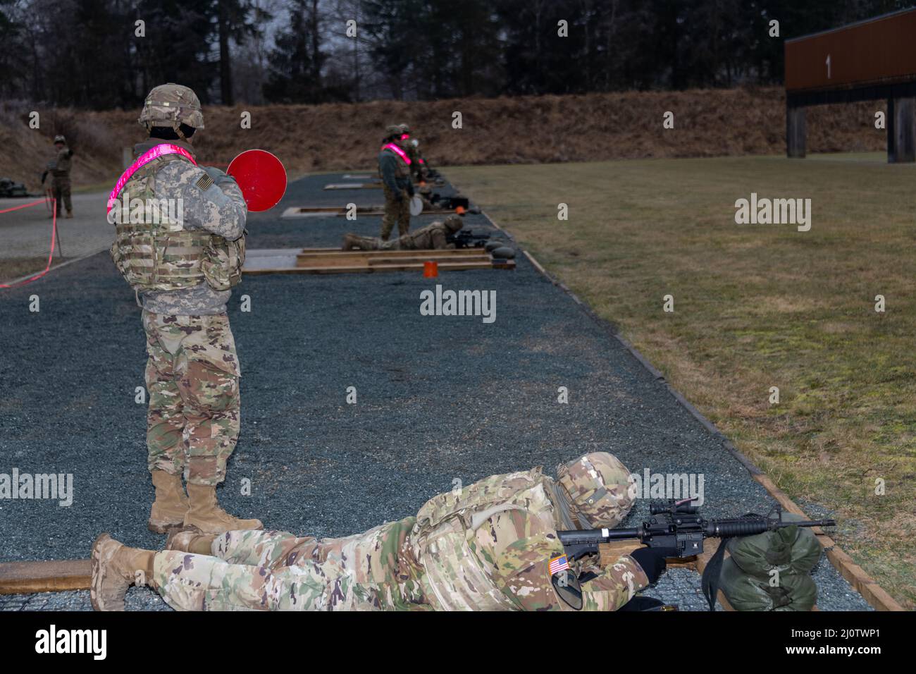 Soldati USA con 615th Aviation Support Battaglione (ASB) condurre la Tabella 6 M4 qualifica presso Oberdachstetten Training Area, Ansbach, Germania, 27 gennaio 2022. (US Army foto di Eugen Warkentin) Foto Stock