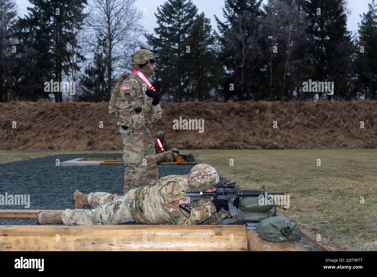 Soldati USA con 615th Aviation Support Battaglione (ASB) condurre la Tabella 6 M4 qualifica presso Oberdachstetten Training Area, Ansbach, Germania, 27 gennaio 2022. (US Army foto di Eugen Warkentin) Foto Stock