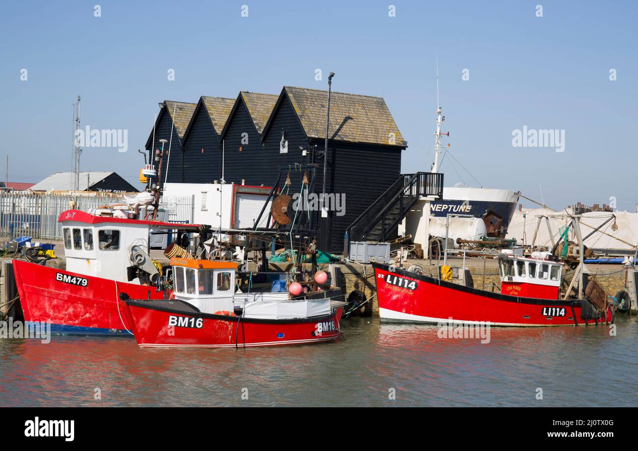 Barche da pesca rosse Whitstable Harbour Kent Foto Stock