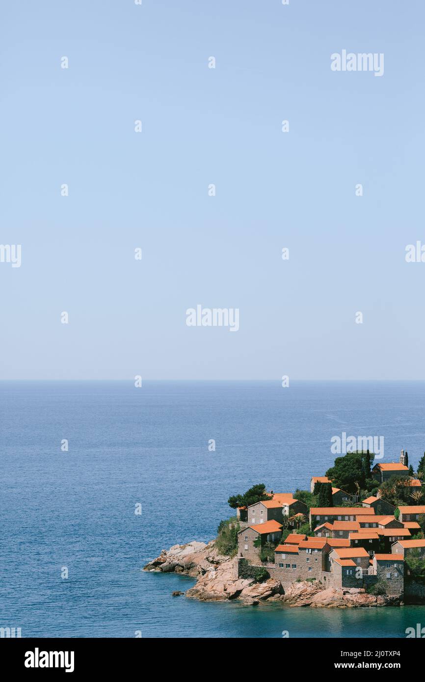Case con tetti rossi tra alberi sull'isola di Sveti Stefan Foto Stock