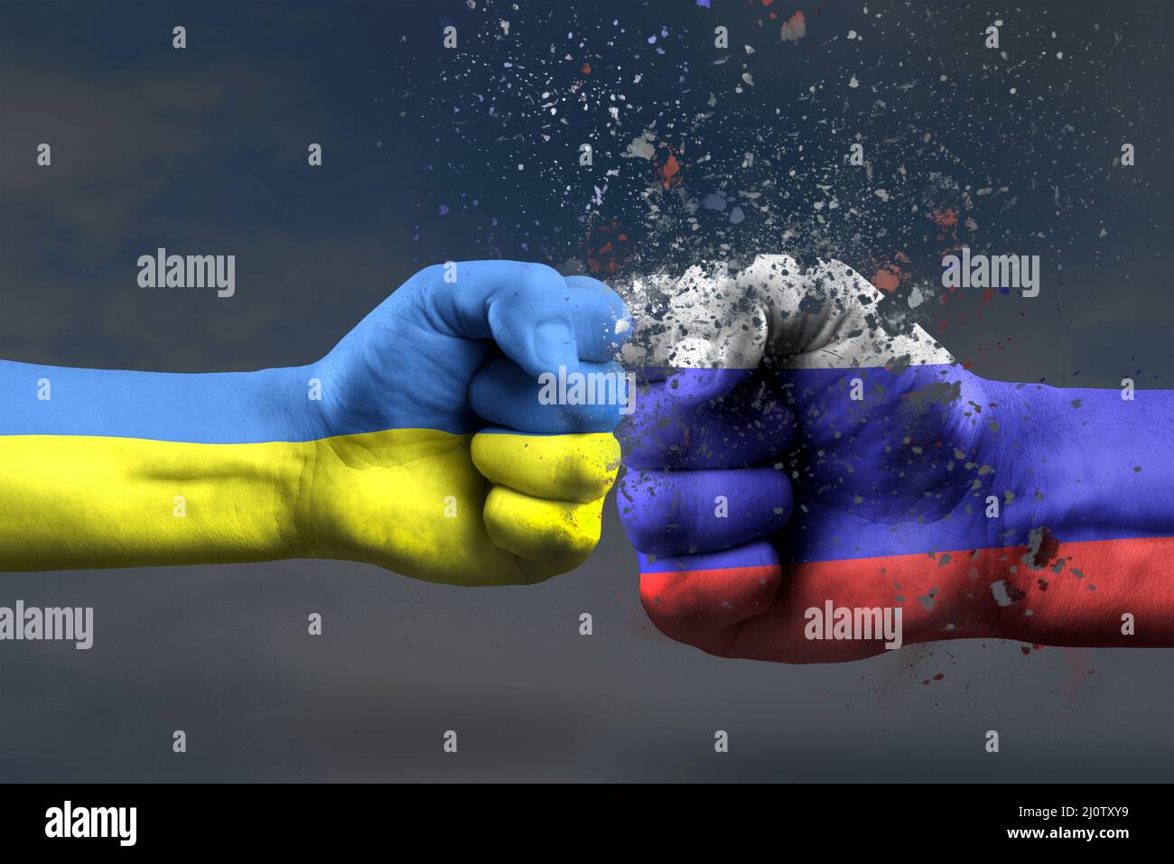 Guerra tra Ucraina e Russia. La vittoria dell'Ucraina nella guerra. Il concetto di un'operazione militare in ucraina, due pugni dipinte nei colori del Foto Stock