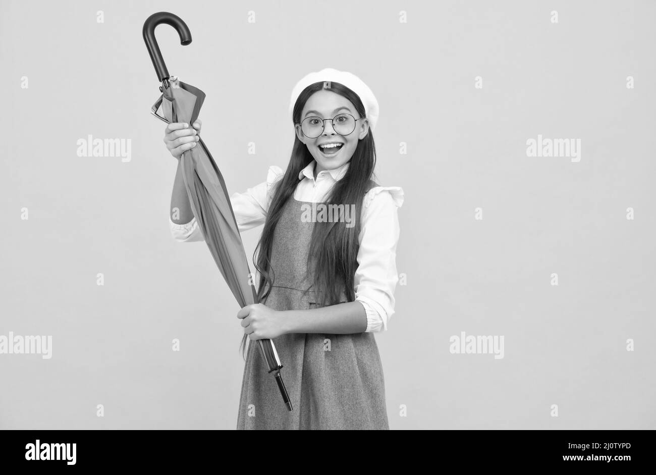stagione autunnale. previsioni meteo piovose. ritorno a scuola. tween con protezione pioggia brillante. Foto Stock