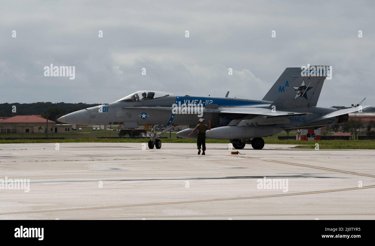 Un attacco di caccia alla Marina degli Stati Uniti Squadron 112 F-18C Hornet marshals sulla base dell'aeronautica di Andersen, Guam, dopo un sortie di addestramento il 28 gennaio 2022. Il Marine Aviation Logistics Squadron 12 e MFAS 112 hanno eseguito il carico di ordnance per mantenere gli standard di competenza e per la coesione di unità per le prossime esercitazioni. (Senior Airman Michael S. Murphy) Foto Stock
