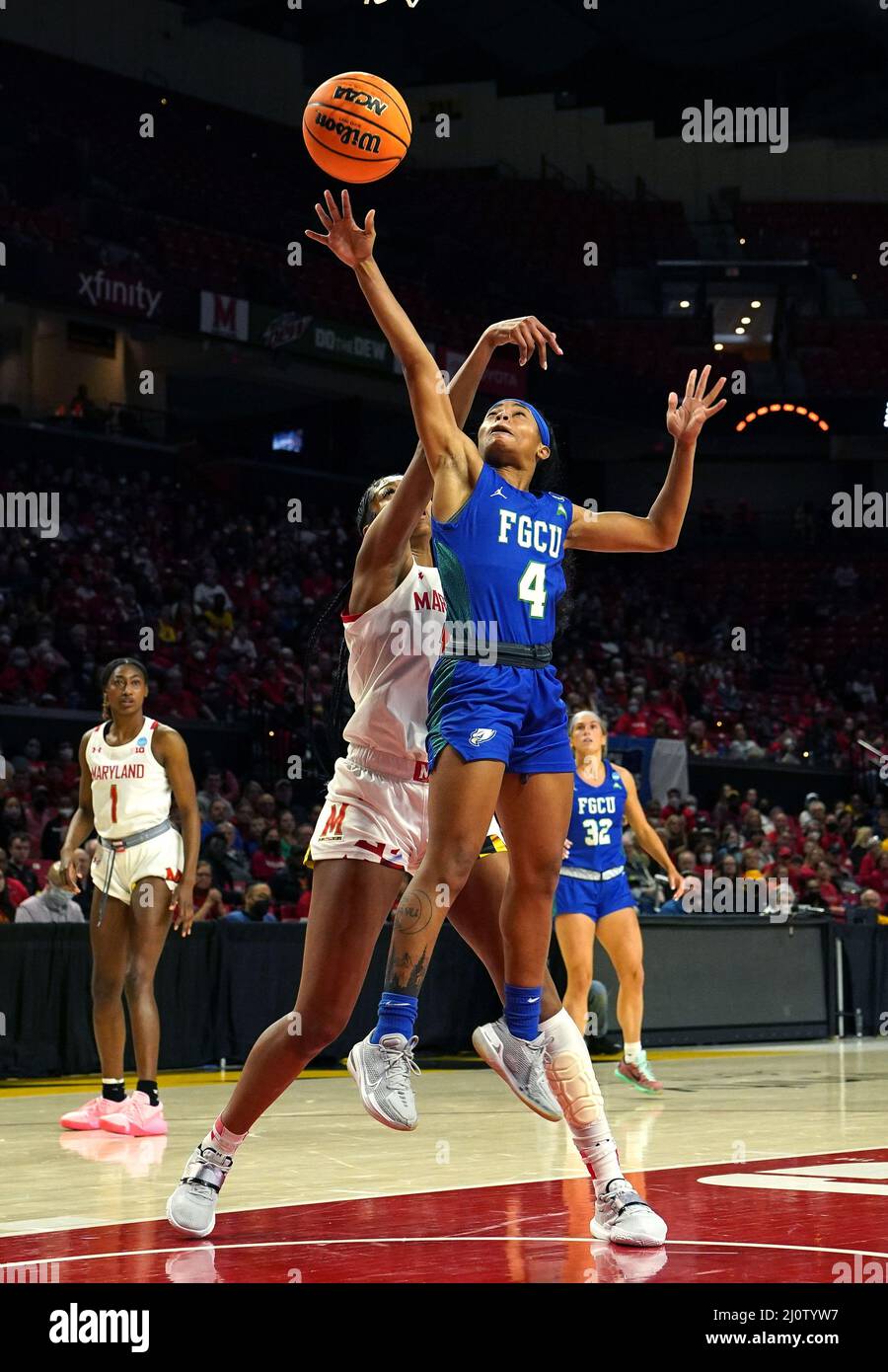 COLLEGE PARK, MARYLAND, USA - 20 MARZO 2022: Florida Gulf Coast Eagles Guard Tishara Morehouse (4) batte Maryland Terrapins Forward Angel Reese (10) per un colpo durante un torneo di pallacanestro femminile NCAA seconda partita di andata tra i Maryland Terrapins e le Florida Gulf Coast Eagles, il 20 marzo 2022, al Xfinity Center, a College Park, Maryland. (Foto di Tony Quinn-Alamy Live News) Foto Stock