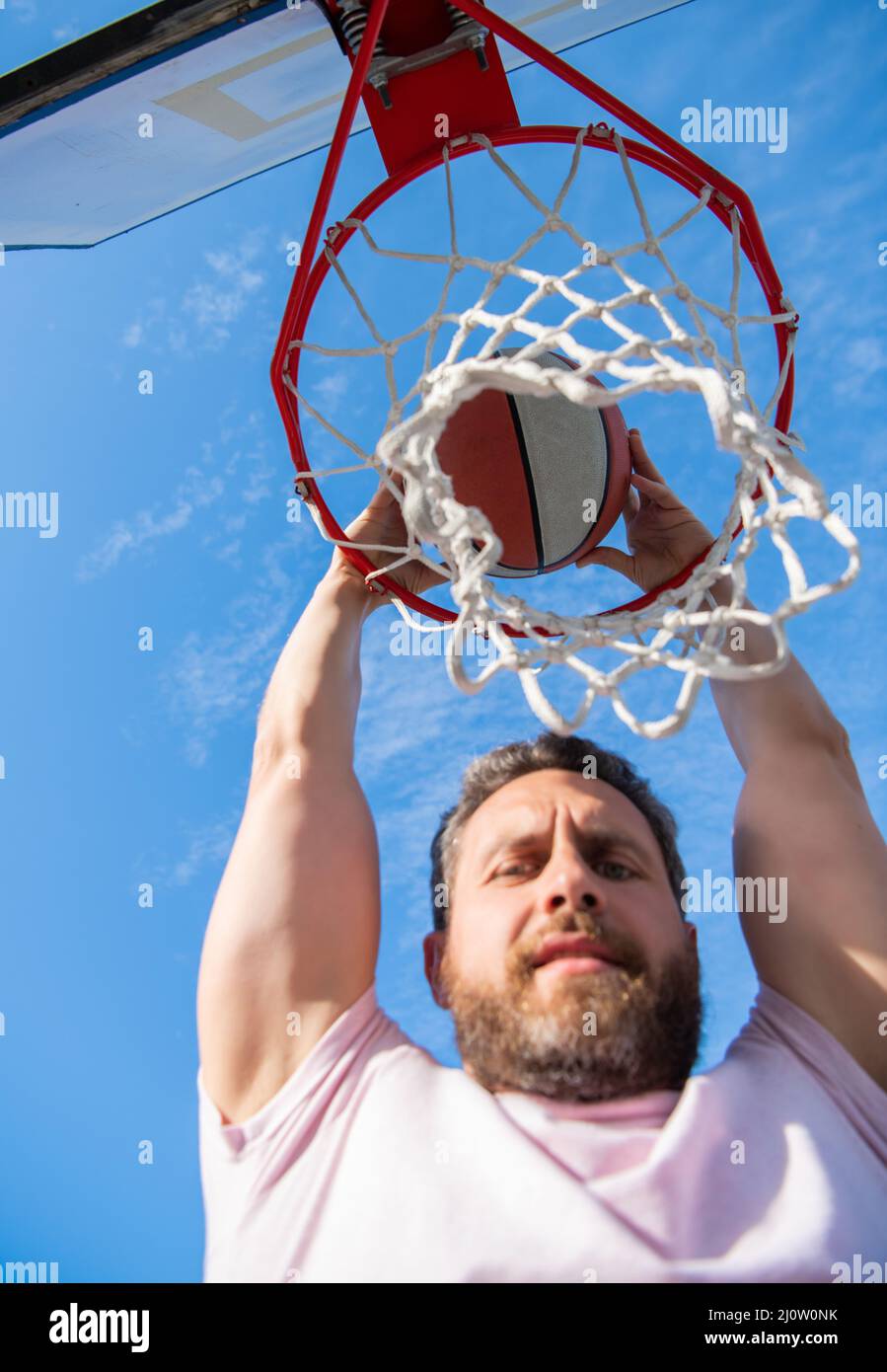 attività estiva. uomo con pallone da basket sul campo. allenamento professionale dei giocatori di basket Foto Stock