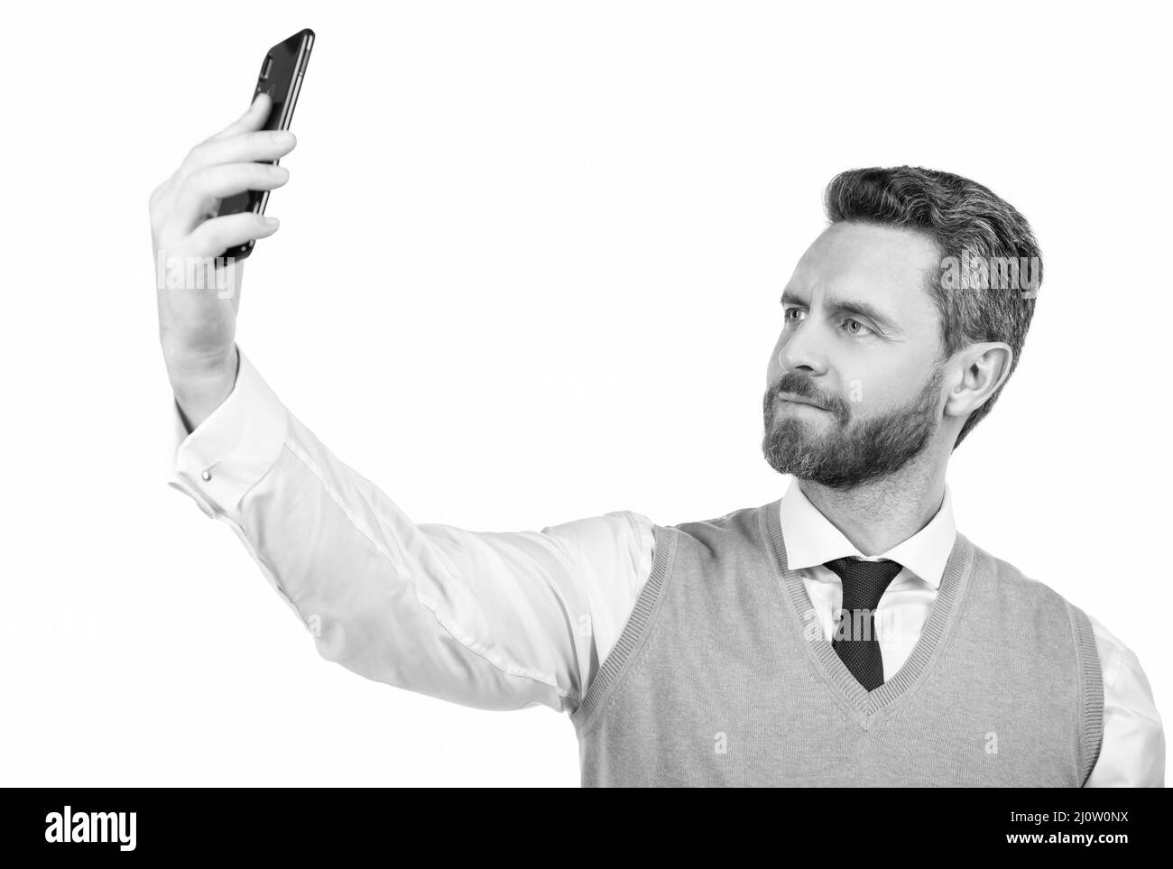 uomo d'affari che fa selfie isolato su bianco. maschio business blogger. vlogger con cellulare. Foto Stock