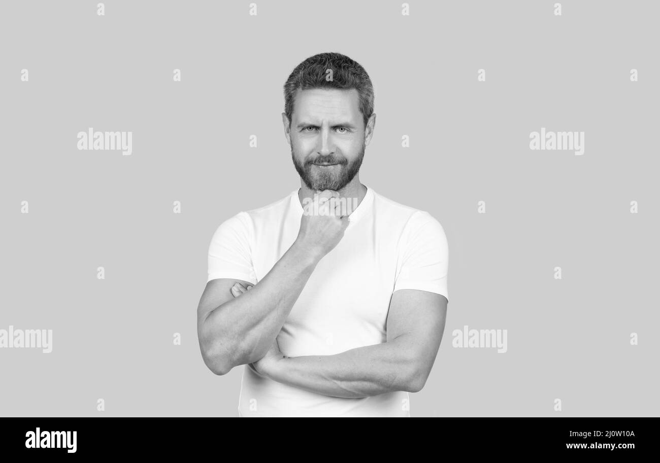 Sono quello che penso. Sfondo grigio uomo premuroso. Il ragazzo serio pensa a stroking mento. Pensiero quotidiano Foto Stock