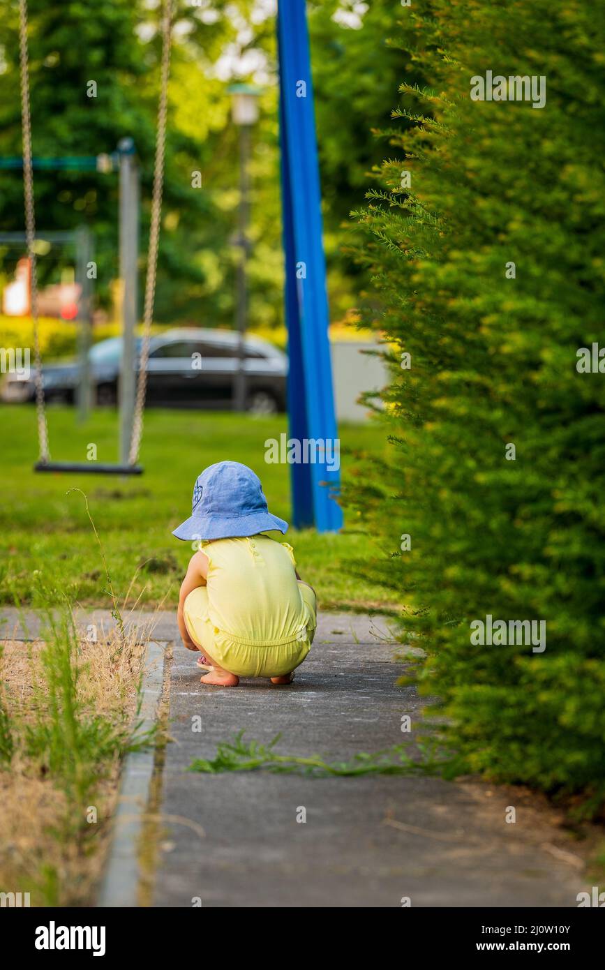 Un piccolo bambino a piedi nudi nel parco giochi Foto Stock