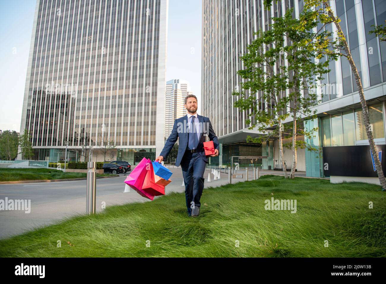 giorno di boxe. bell'uomo con scatola presente. imprenditore portare regalo di compleanno. Foto Stock