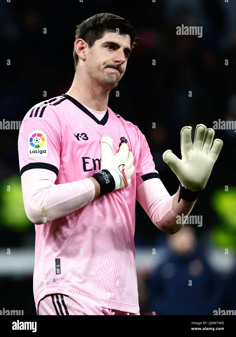 MADRID, SPAGNA - MARZO 20: Thibaut Courtois del Real Madrid che guarda deluso durante la partita spagnola la Liga Santander tra Real Madrid e FC Barcellona all'Estadio Santiago Bernabéu il 20 Marzo 2022 a Madrid, Spagna (Foto di DAX Images/Orange Pictures) Credit: Orange Pics BV/Alamy Live News Foto Stock