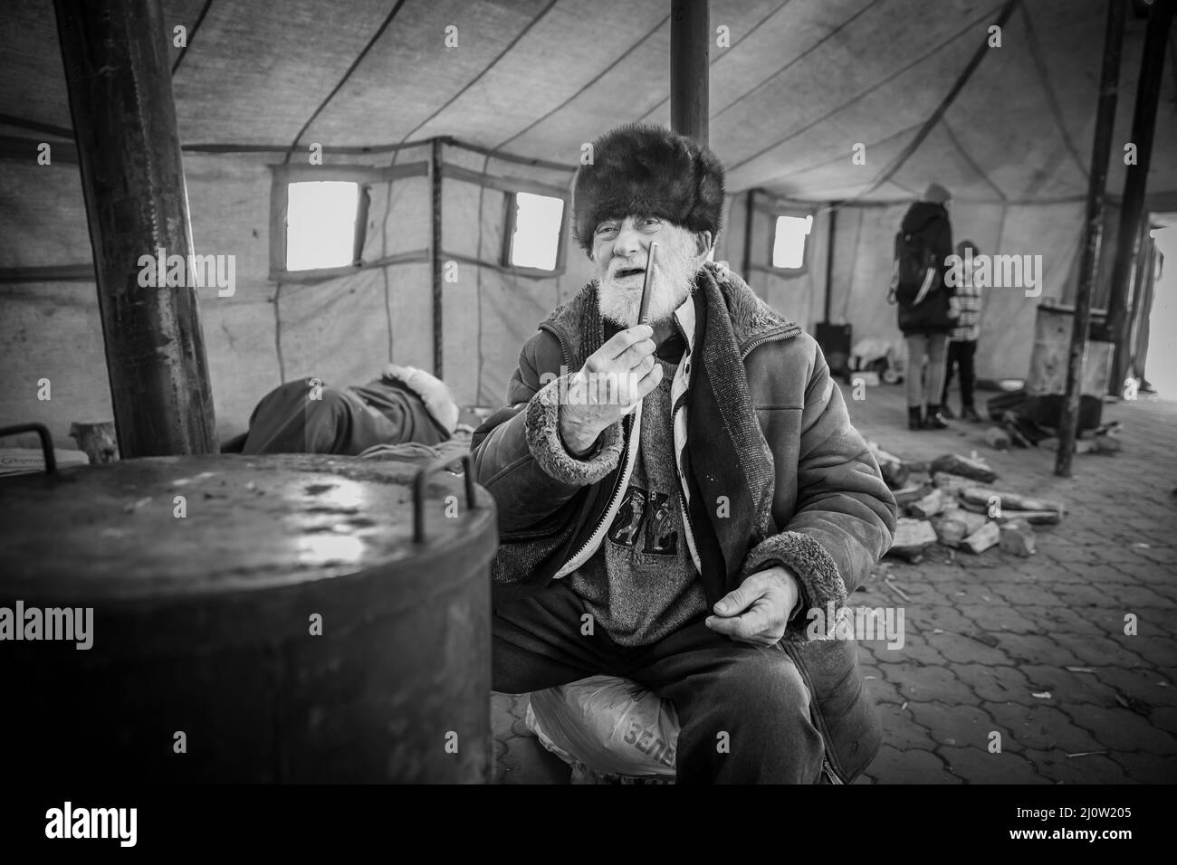 Dnipro, Ucraina - 12 marzo 2022 stazione ferroviaria, aiuti, rifugiati, aiuti umanitari, tenda, pensionato, senzatetto, evacuazione Foto Stock