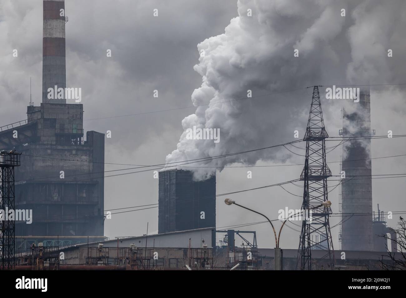 Mariupol, Ucraina - Feb 24, 2022 Ponte, fiume, fabbrica, acciaieria, bombardamento, pioggia, fumo, camino, industriale, ironworks, Foto Stock