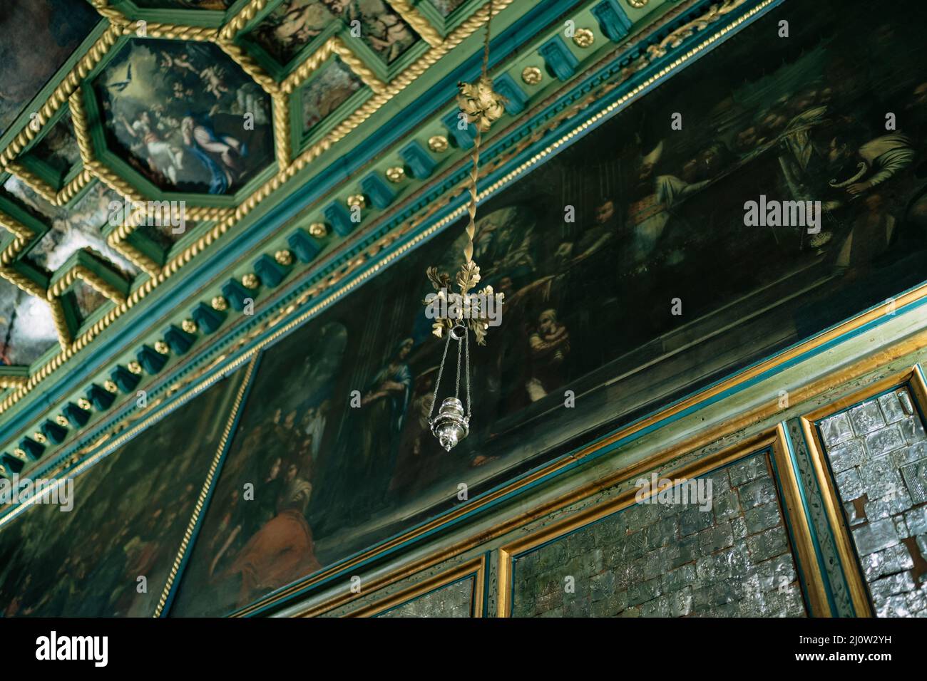 Il censore è appeso al soffitto della Chiesa di nostra Signora delle rocce. Montenegro Foto Stock