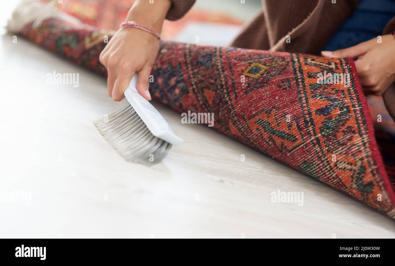 Alcune persone dimenticano questo posto, ma non me. Scatto corto di una donna irriconoscibile che si srotolava sotto il tappeto a casa. Foto Stock