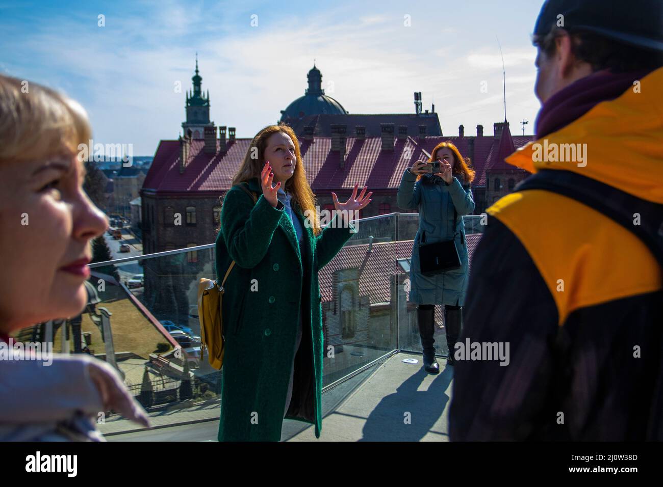 Lviv, Ucraina. 20th Mar 2022. Oleksandra Sladkove(C), capo dell'Ecologia di Lviv, guida un tour al Memoriale degli Eroi della Compagnia celeste. Gli ucraini hanno seguito una visita guidata condotta dai leader locali per mostrare loro la città di Lviv. Ciò fa parte di uno sforzo per rafforzare il patrimonio e la cultura ucraini in sfavore della propaganda russa. Credit: SOPA Images Limited/Alamy Live News Foto Stock
