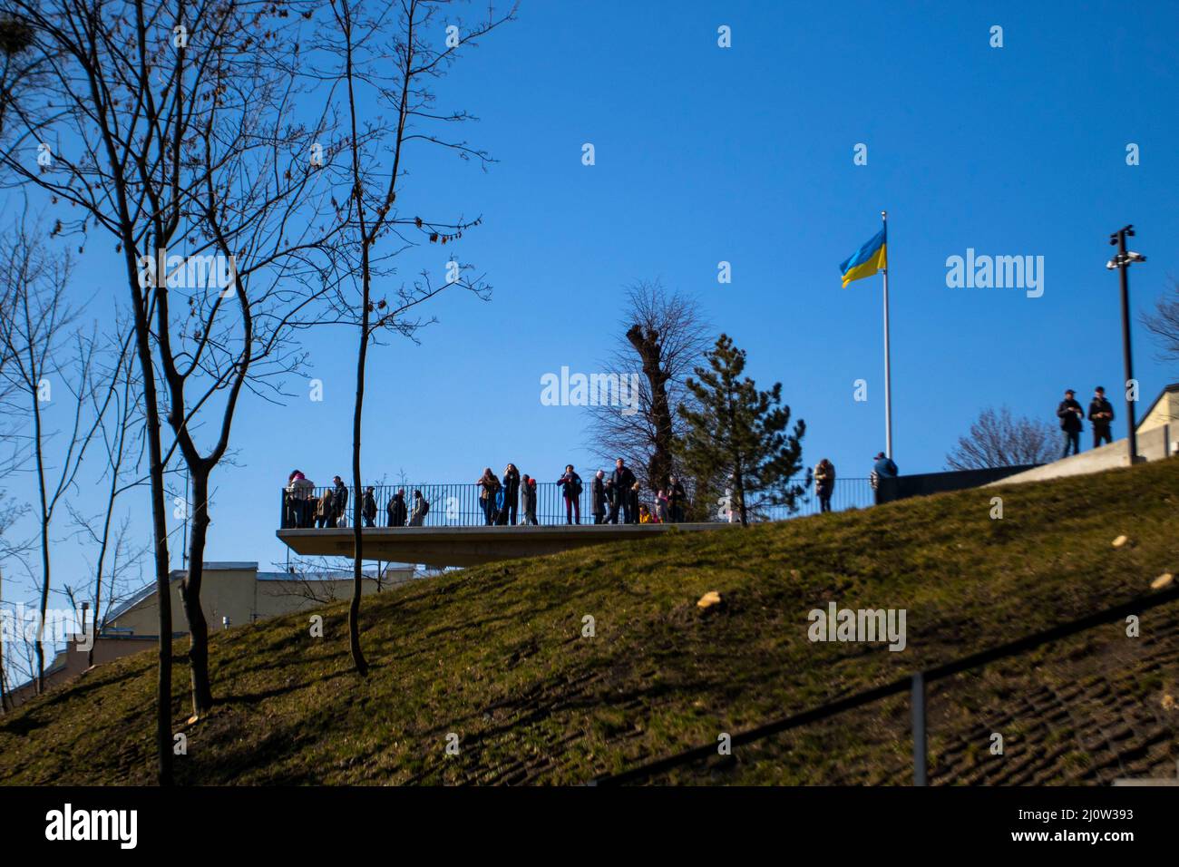 Lviv, Ucraina. 20th Mar 2022. Oleksandra Sladkove, capo della Lviv City Ecology, guida un tour al Memorial of the Heavenly Company Heroes. Gli ucraini hanno seguito una visita guidata condotta dai leader locali per mostrare loro la città di Lviv. Ciò fa parte di uno sforzo per rafforzare il patrimonio e la cultura ucraini in sfavore della propaganda russa. Credit: SOPA Images Limited/Alamy Live News Foto Stock
