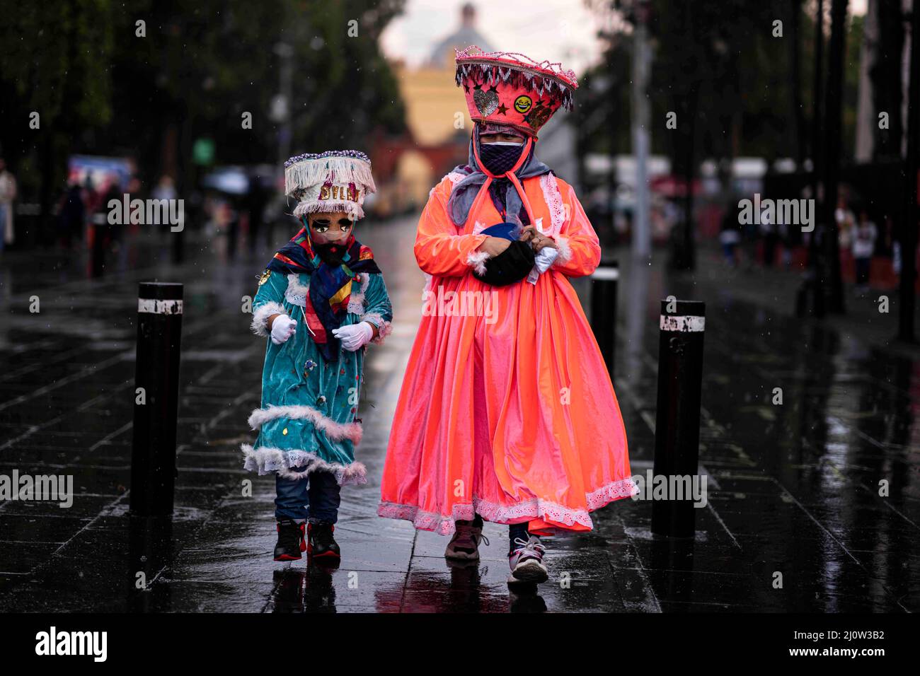 Città del Messico, Messico. 18th Mar 2022. La gente indossa costumi partecipa al Carnevale di Xochimilco 2022. (Credit Image: © David de la Paz/ZUMA Press Wire Service) Foto Stock