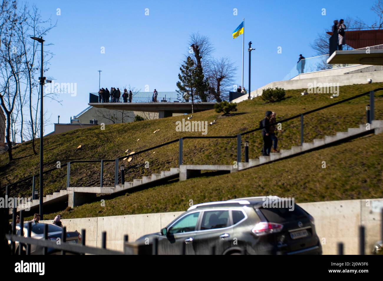Lviv, Ucraina. 20th Mar 2022. Oleksandra Sladkove, capo della Lviv City Ecology, guida un tour al Memorial of the Heavenly Company Heroes. Gli ucraini hanno seguito una visita guidata condotta dai leader locali per mostrare loro la città di Lviv. Ciò fa parte di uno sforzo per rafforzare il patrimonio e la cultura ucraini in sfavore della propaganda russa. (Foto di Ty ONeil/SOPA Images/Sipa USA) Credit: Sipa USA/Alamy Live News Foto Stock