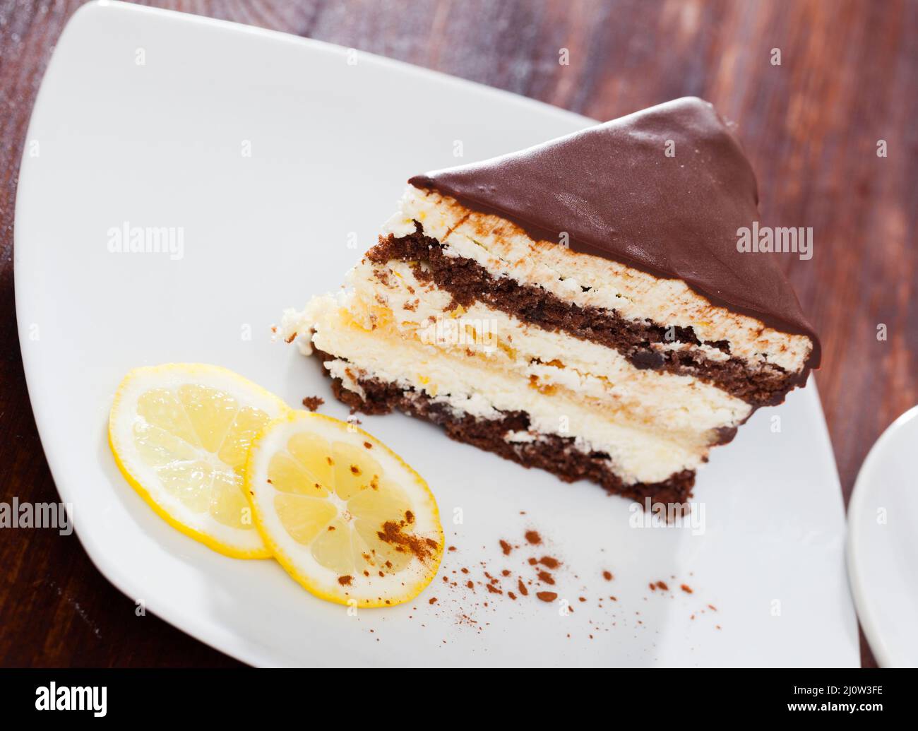 Torta al limone al cioccolato su piatto bianco Foto Stock