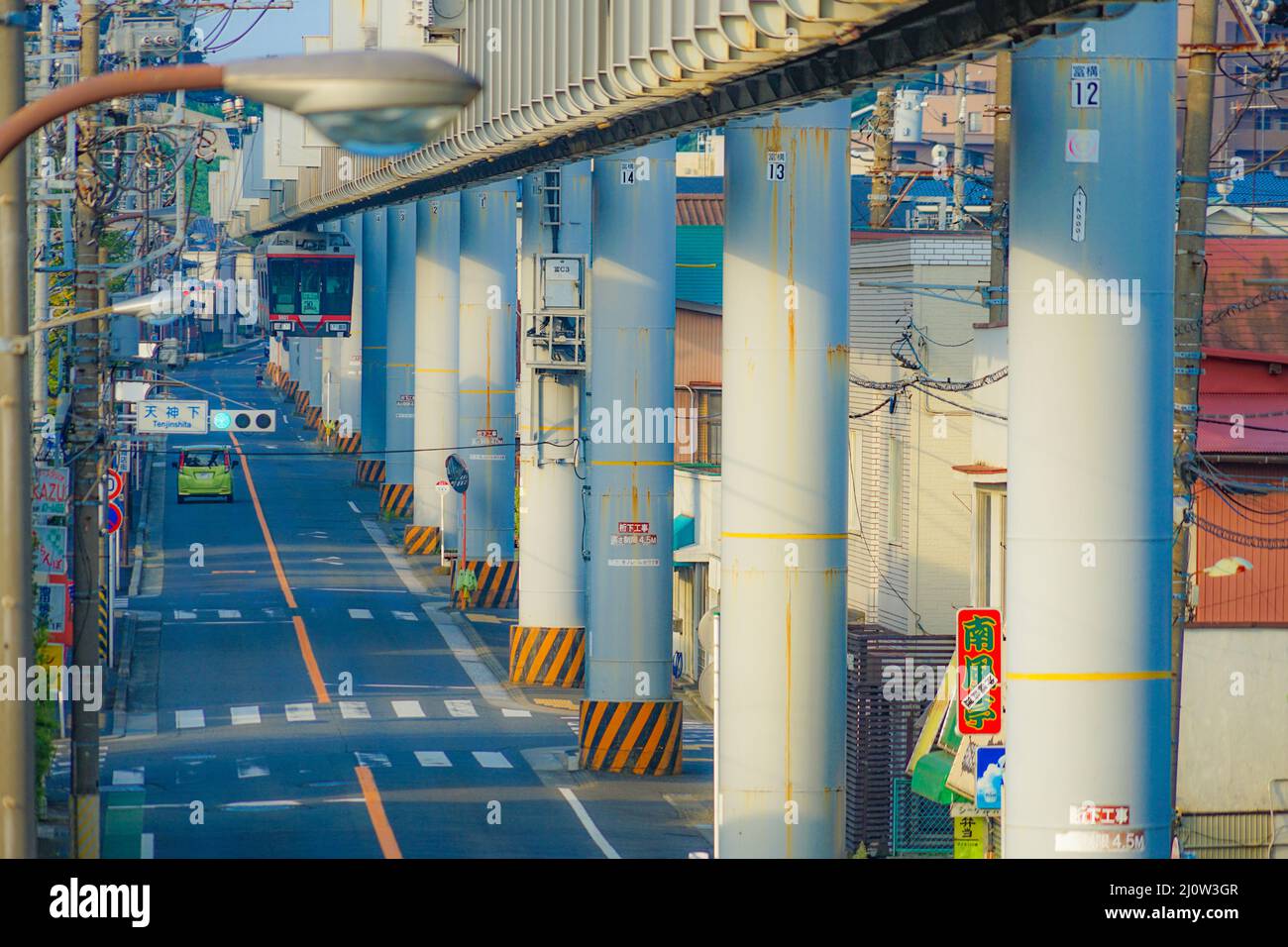 Tetti di Shonan Monorail e Ofuna Foto Stock