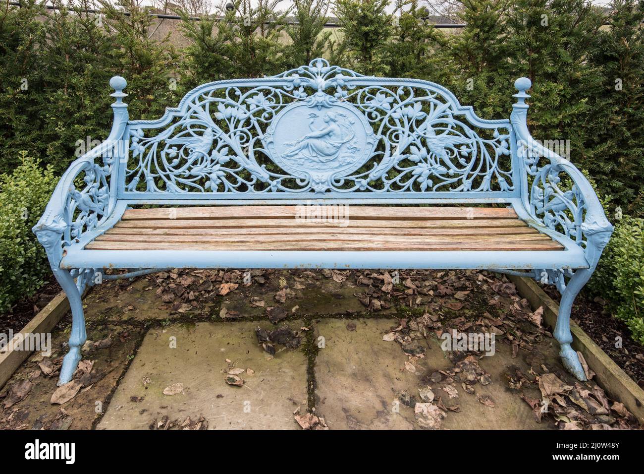 Panca ornamentale dipinta da giardino presso Dumfries House Foto Stock