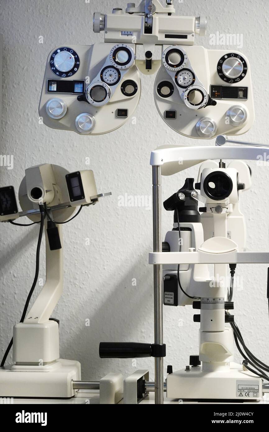 Dispositivi di misurazione presso un ottico o un oftalmologo Foto Stock