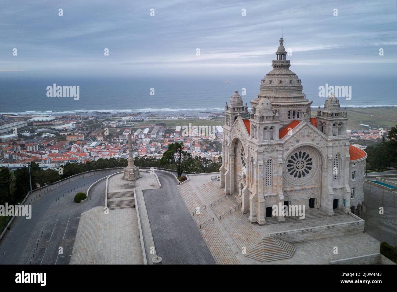 Chiesa Santa Luzia santuario drone vista aerea a Viana do Castelo e oceano atlantico sullo sfondo, in Portogallo Foto Stock