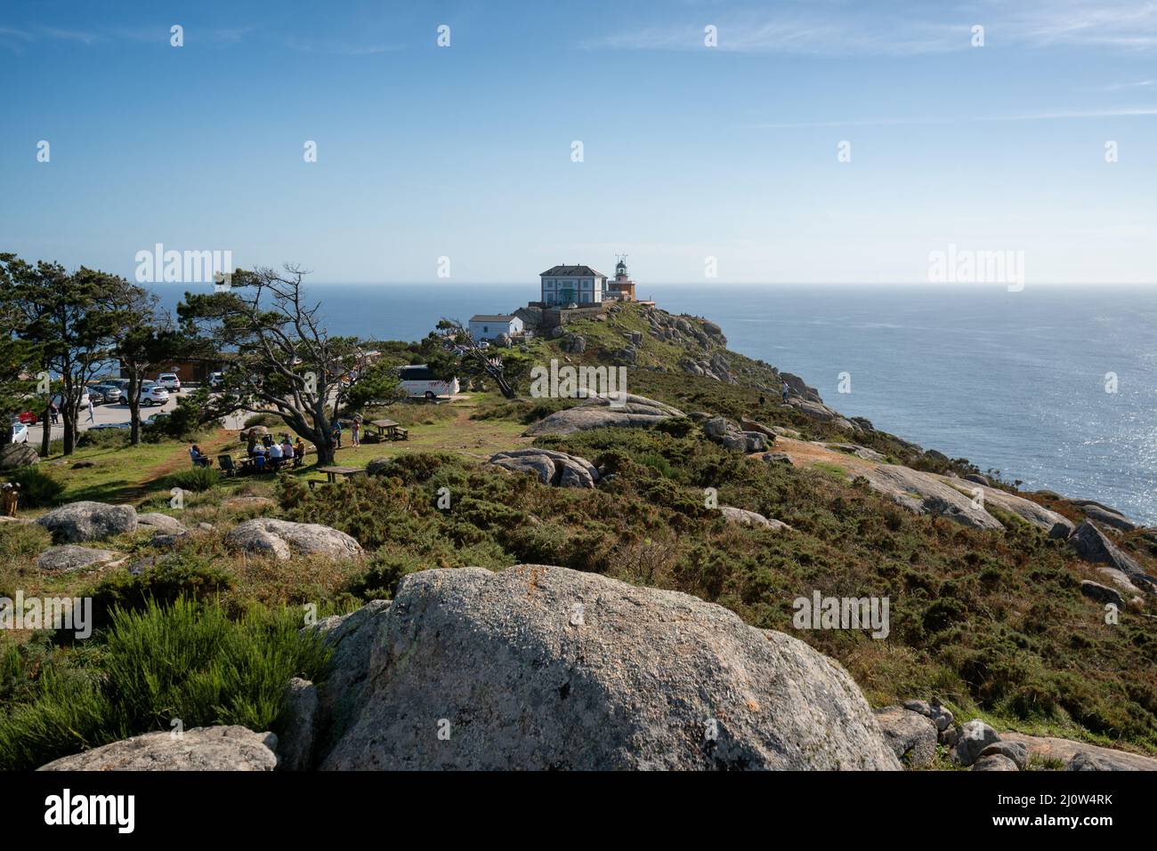 Faro di Cape finisterre punto di riferimento con i turisti in una giornata di sole in Galizia, Spagna Foto Stock