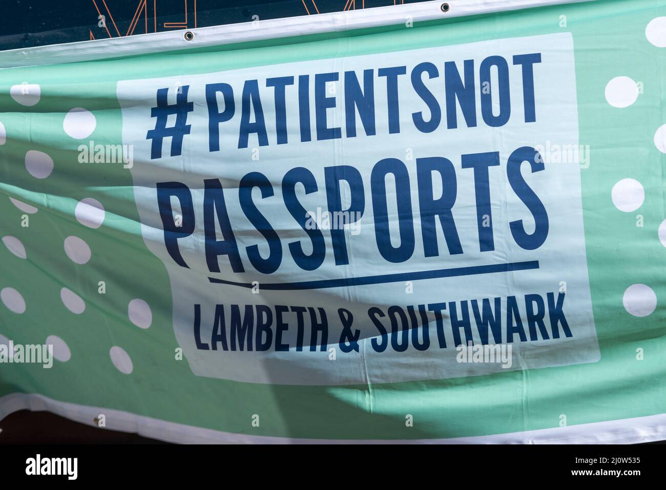 Protesta che si svolge a Londra in occasione della Giornata contro il razzismo delle Nazioni Unite. I pazienti non sono passaporti, a pagamento per l'assistenza NHS per i titolari di passaporti non britannici Foto Stock