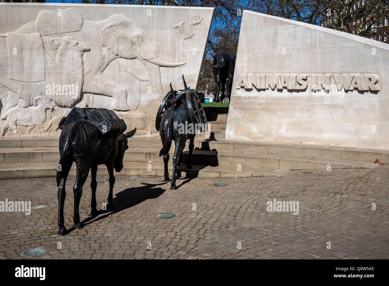 Animals in War Memorial, un monumento commemorativo di guerra a Hyde Park, Londra, che commemora gli animali che hanno servito e sono morti sotto il comando militare britannico Foto Stock