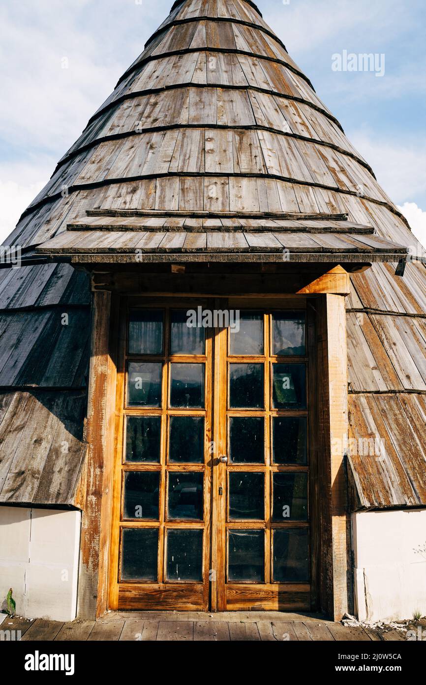 Porta di vetro di una casa conica nel nord del Montenegro Foto Stock