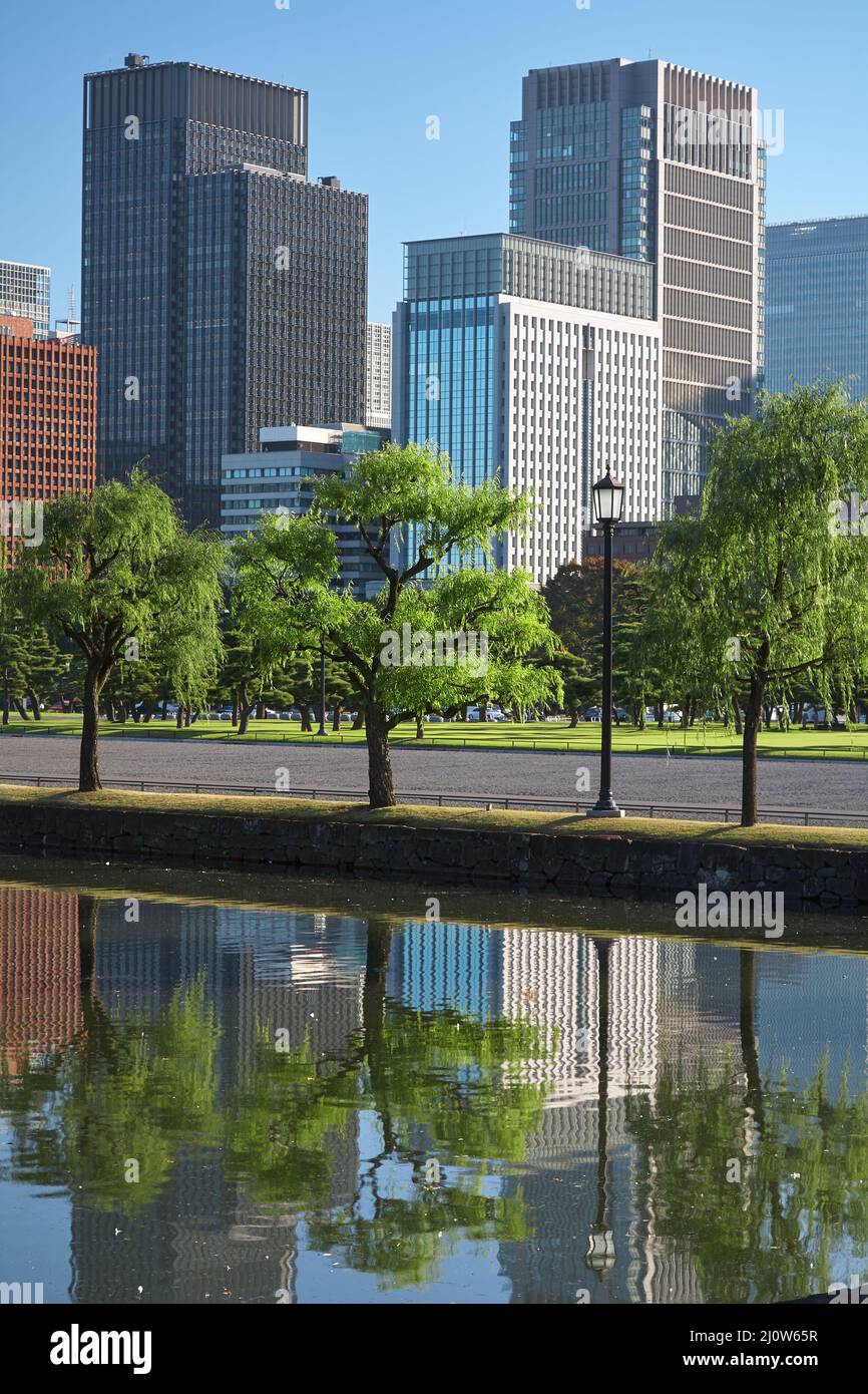 Grattacieli del distretto di Marunouchi che si riflettono nelle acque di ed Foto Stock