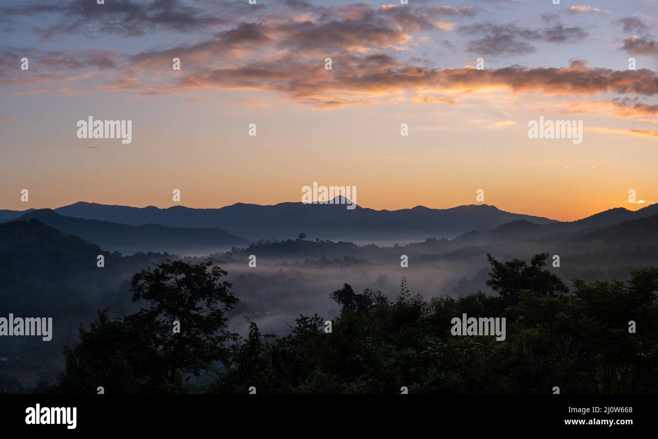 Tramonto sulle montagne del nord della Thailandia Chiang mai Foto Stock