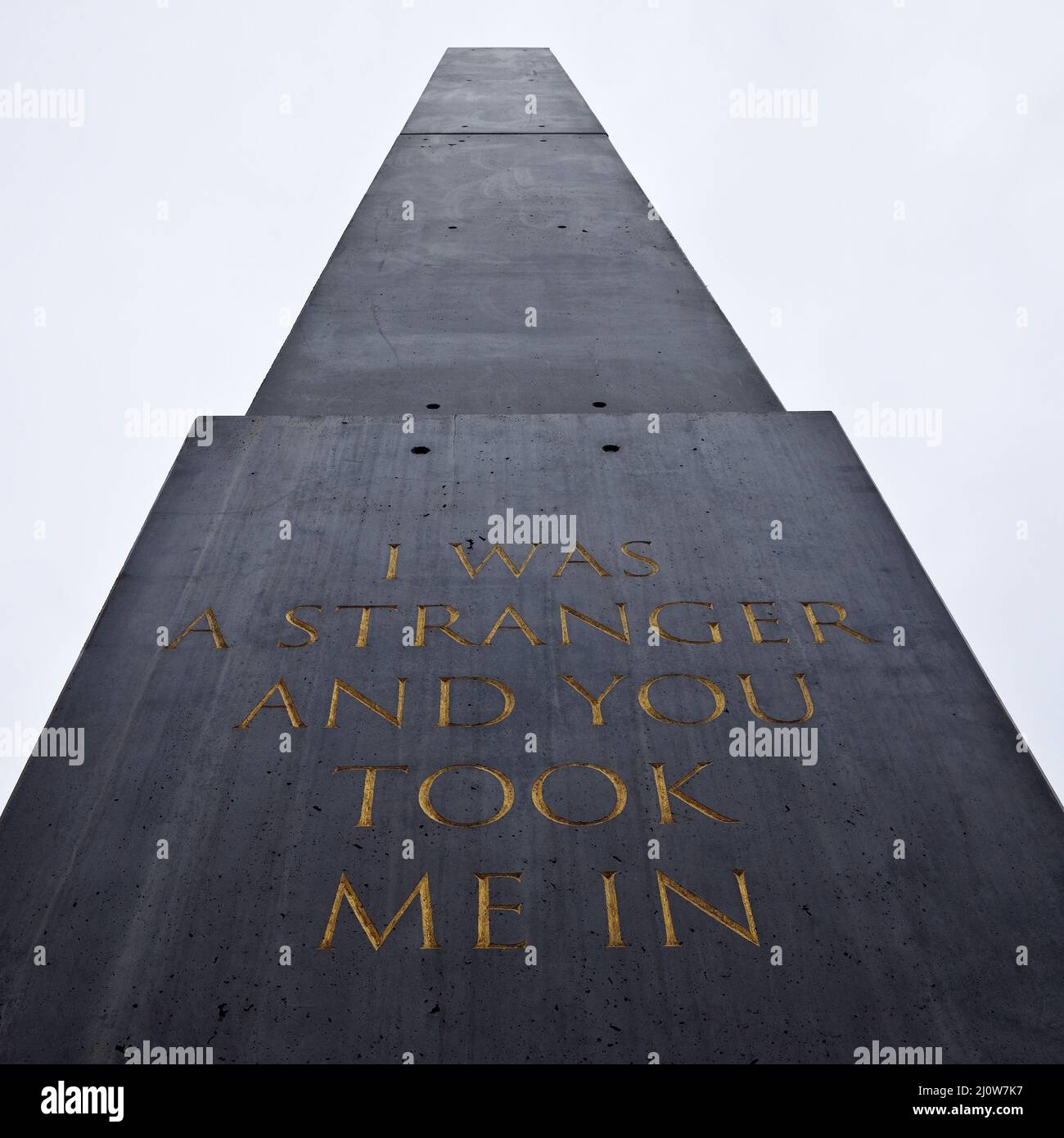 Obelisco artwork con una citazione del Vangelo di Matteo, artista Olu Oguibe, Kassel, Germania, Europa Foto Stock