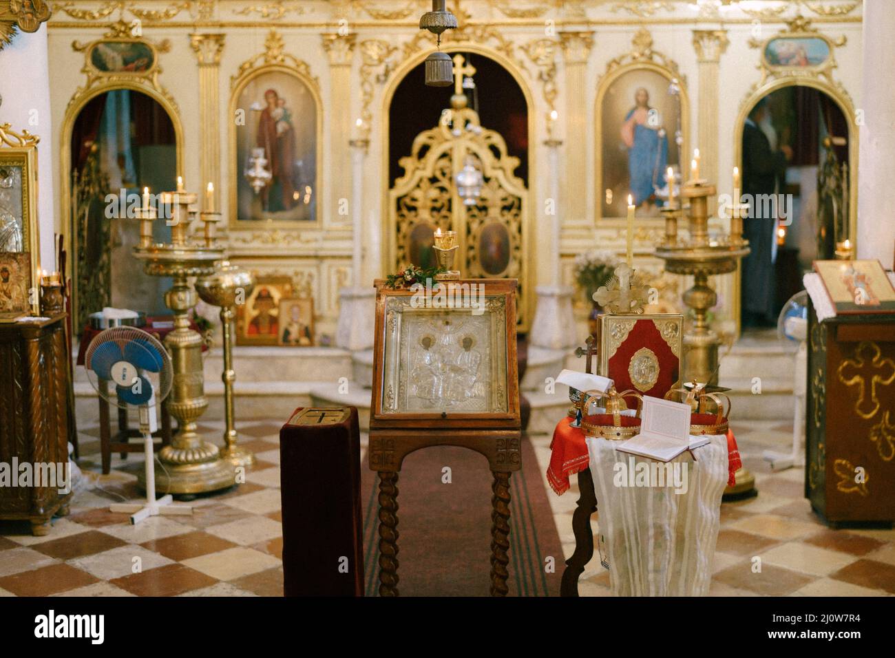 Iconostasi intorno all'altare nella chiesa con colonne bianche Foto Stock