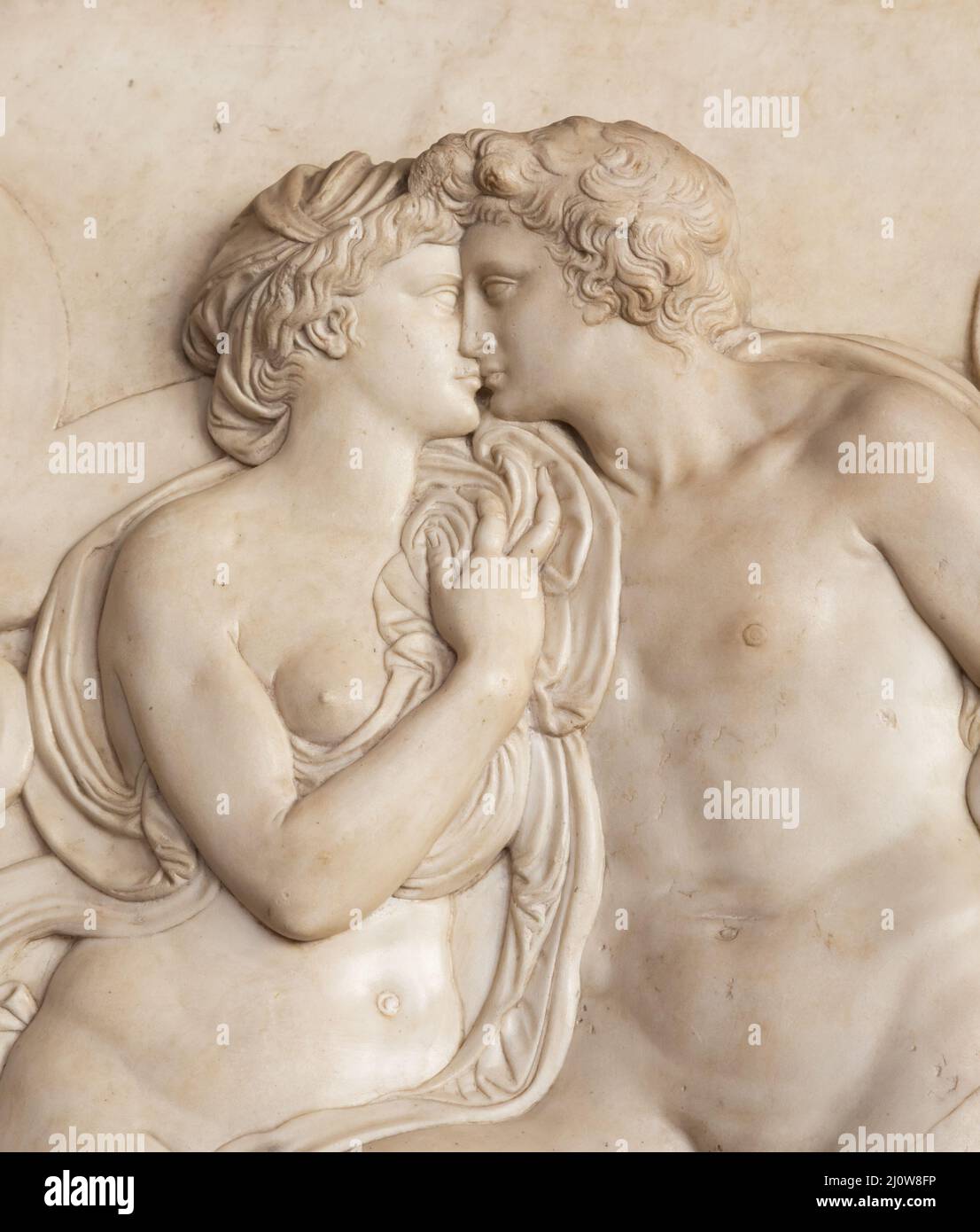Scultura antica con coppia baciante, Firenze - Italia Foto Stock