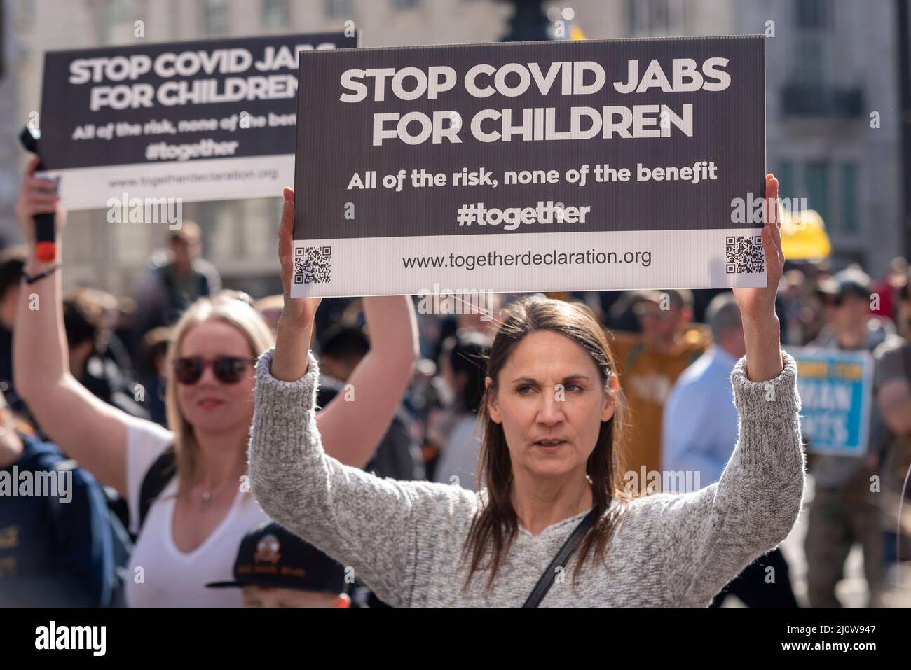 Protesta contro la vaccinazione dei bambini per il Covid 19, cui hanno aderito gli anti-vaxxers. Femmine con cartelloni Foto Stock