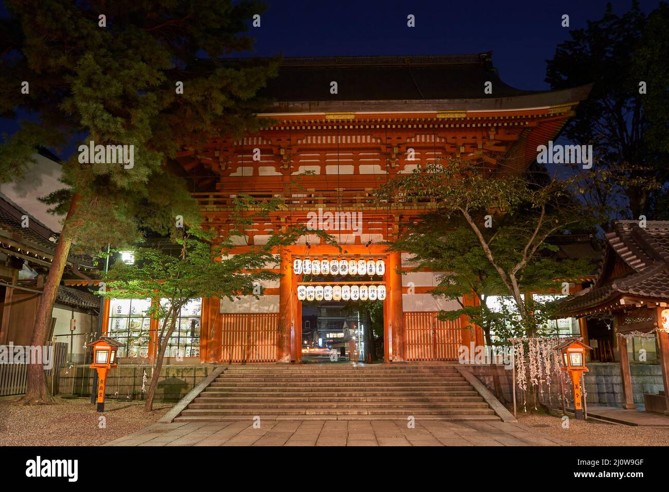 Santuario di Yasaka-Jinja porta della Torre di Minami-romon di notte. Kyoto. Giappone Foto Stock