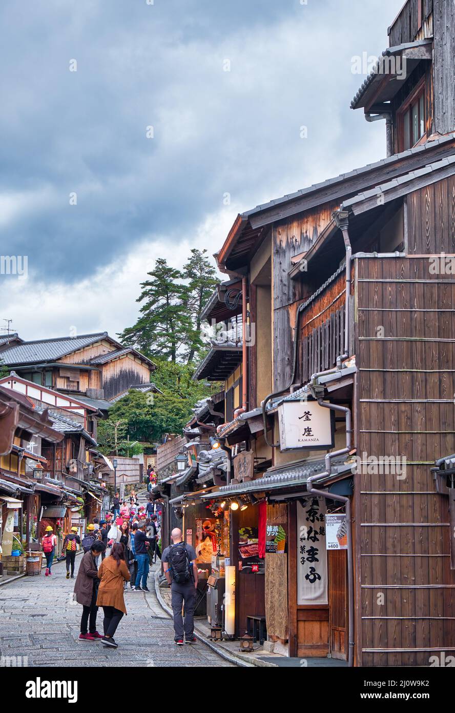 La via dello shopping Matsubara-dori vicino al tempio Kiyomizu-dera. Kyoto. Giappone Foto Stock