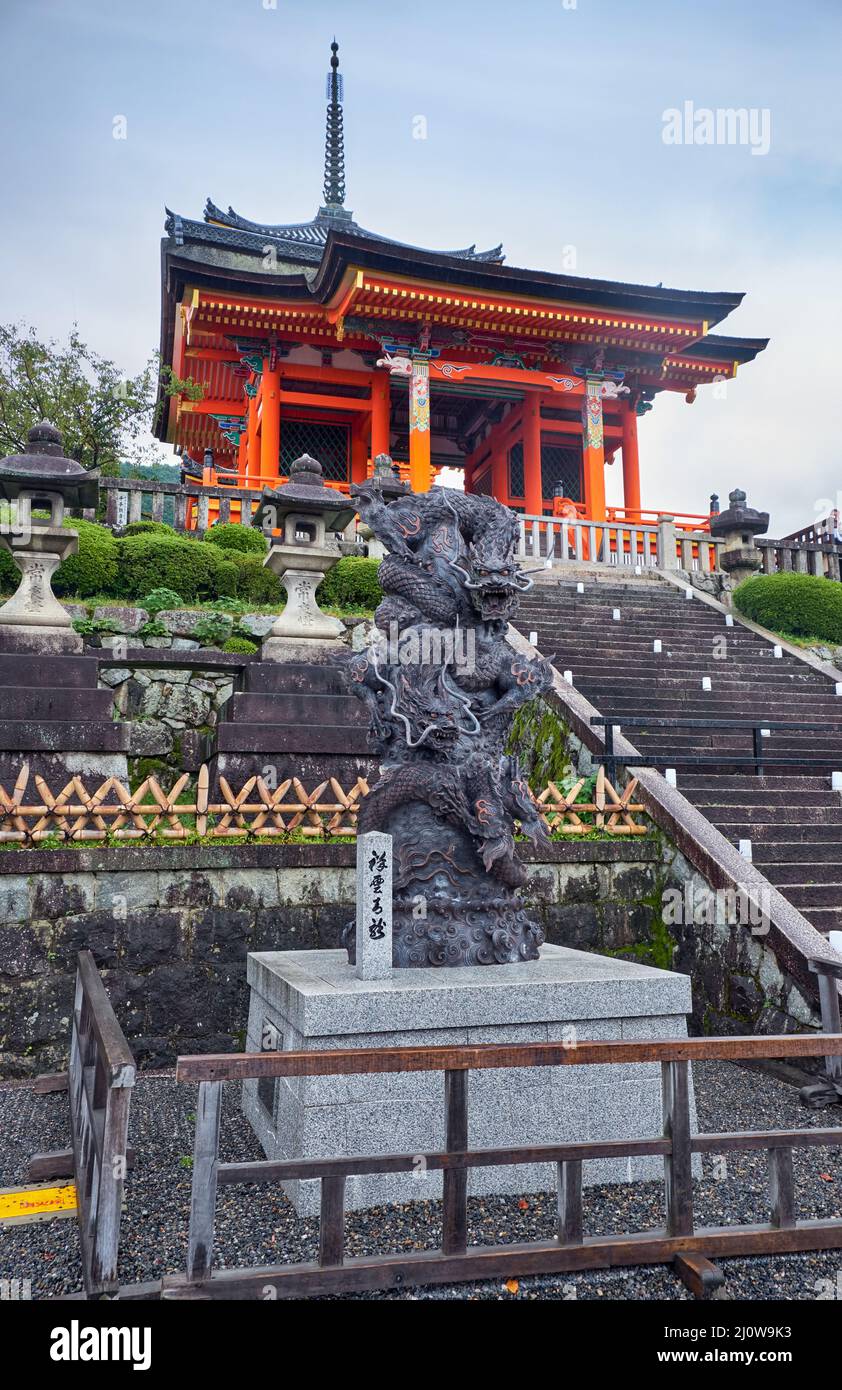 Statua del drago blu, o seiryuu al tempio di Kiyomizu-dera. Kyoto. Giappone Foto Stock