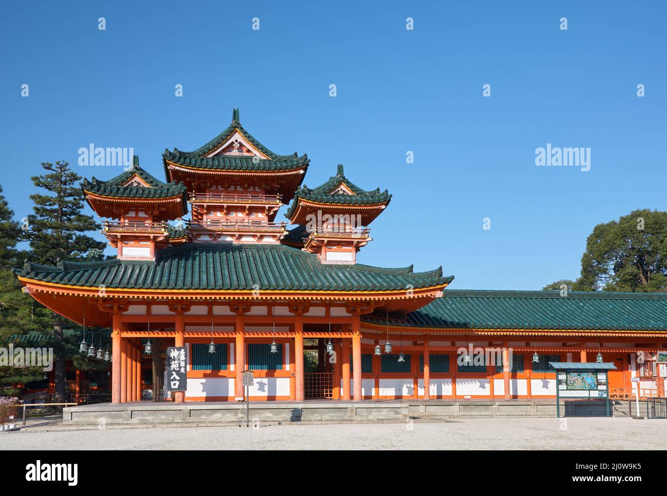 Byakko-ro Torre che fiancheggia Daigoku-den Hall. Santuario di Heian-jingu. Kyoto. Giappone Foto Stock