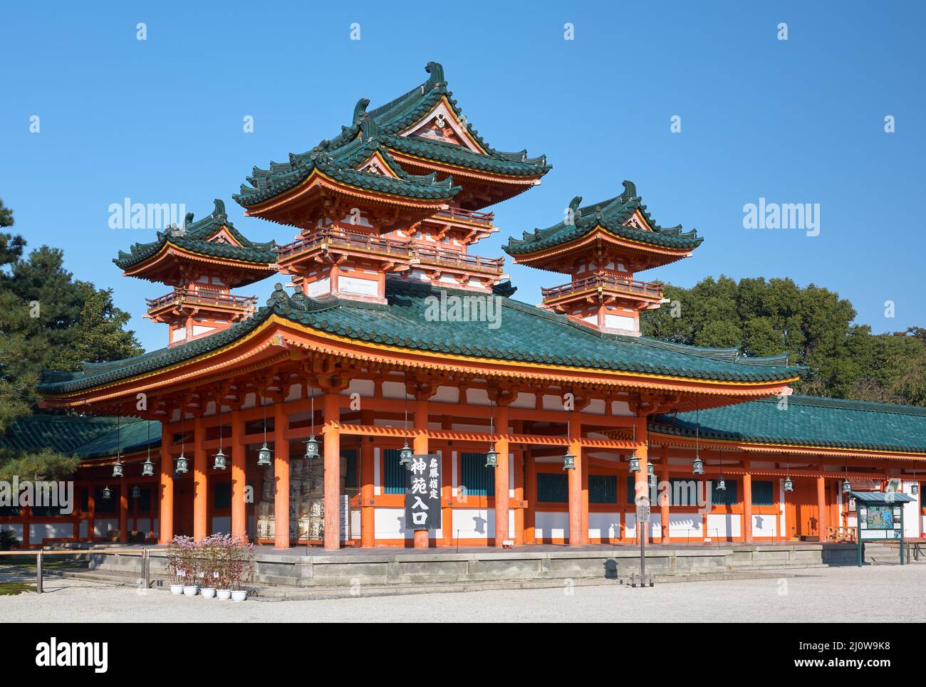 Byakko-ro Torre che fiancheggia Daigoku-den Hall. Santuario di Heian-jingu. Kyoto. Giappone Foto Stock