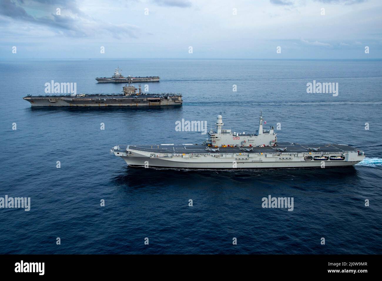 Mar Ionio, Grecia. 18 marzo 2022. Marina degli Stati Uniti la portaerei di classe Nimitz USS Harry S. Truman, centro, vele in formazione con la portaerei francese FS Charles de Gaulle, TOP, e la portaerei italiana ITS Cavour, Bottom, durante le operazioni NATO, 18 marzo 2022 nel Mar Ionio. Gli Stati Uniti e la NATO hanno aumentato le operazioni militari nella regione a causa dell'invasione russa dell'Ucraina. Credit: MC3 Bela Chambers/U.S. Navy/Alamy Live News Foto Stock