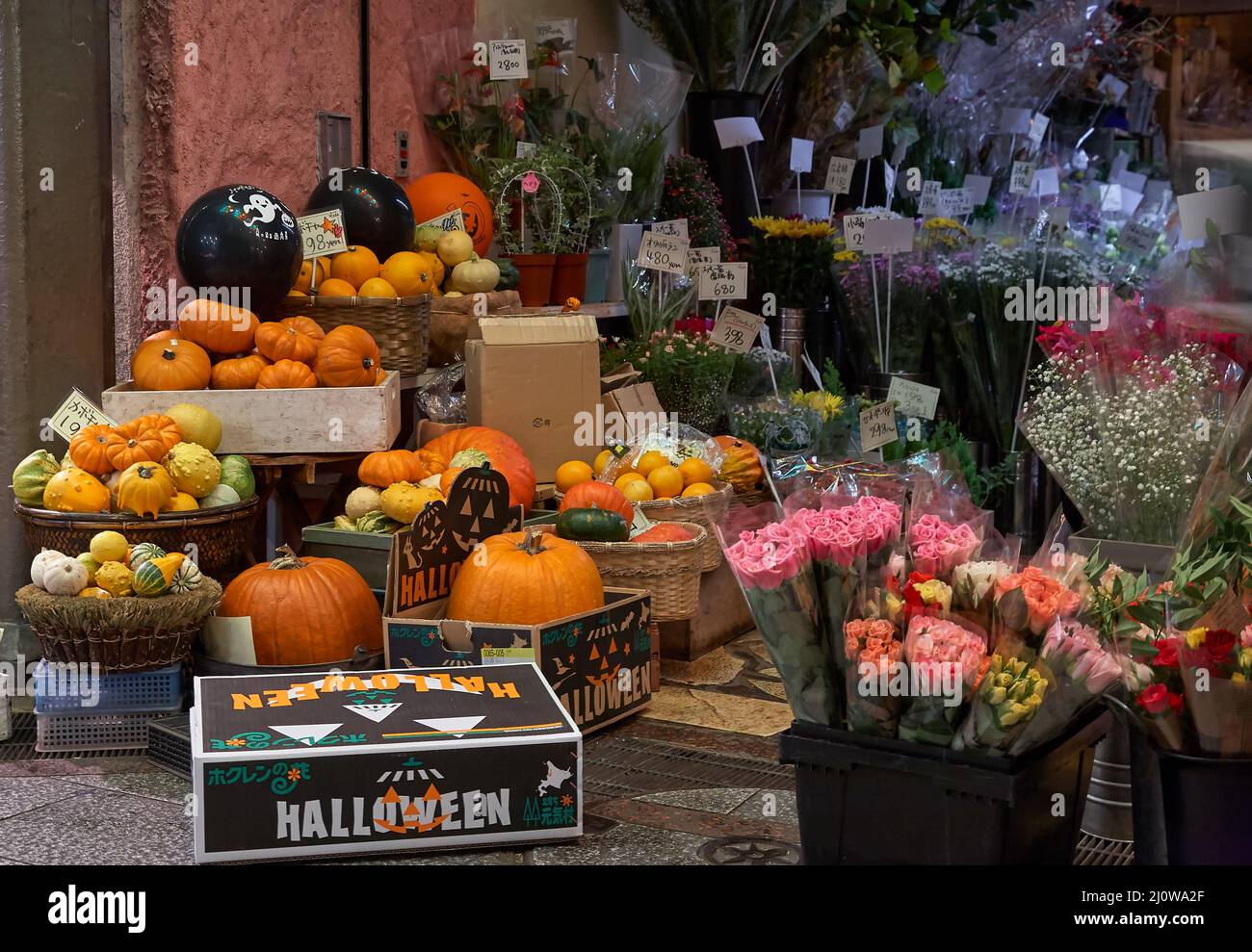 Varietà di zucche per la decorazione di Halloween al negozio di fiori a Kyoto. Giappone Foto Stock