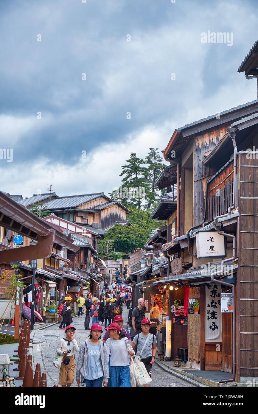 La via dello shopping Matsubara-dori vicino al tempio Kiyomizu-dera. Kyoto. Giappone Foto Stock