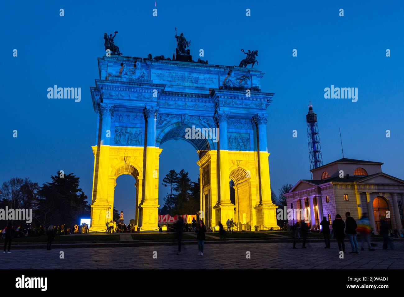 Milano, Italia - 03 19 2022: Protesta contro l'invasione dell'Ucraina all'Arco della Pace Foto Stock