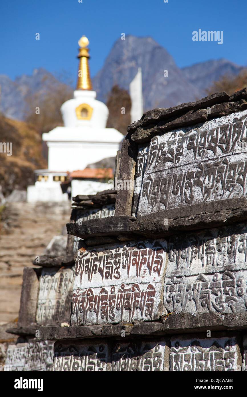 Preghiera buddista Mani muro e stupa, modo per Everest campo base, modo da Lukla a Namche Bazar, Nepal Foto Stock