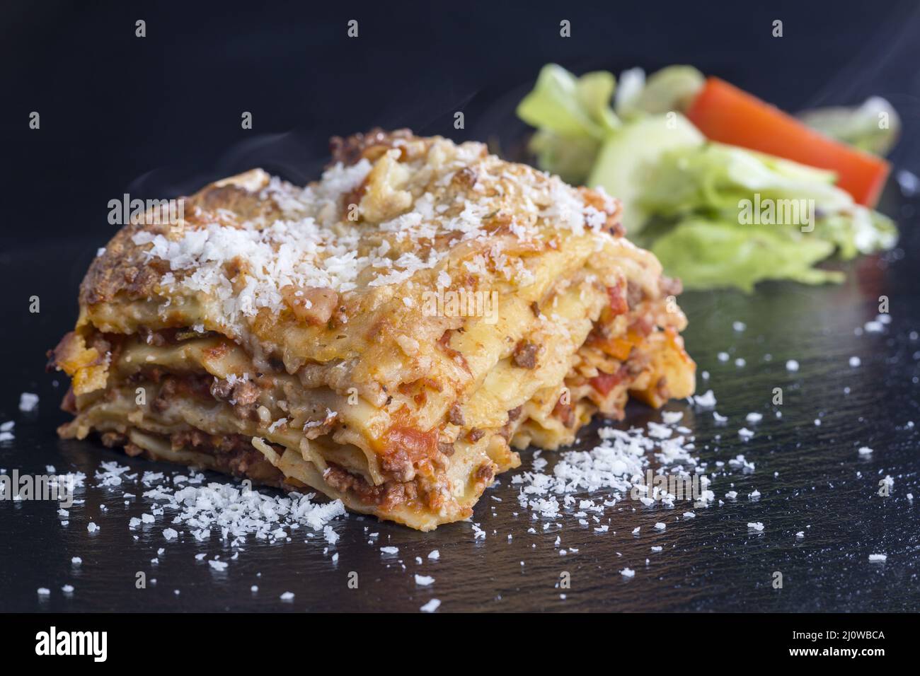 Lasagne fresche su ardesia nera Foto Stock