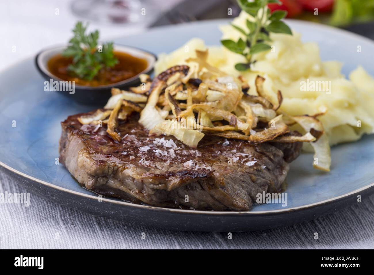 Arrosto di manzo e cipolle Foto Stock